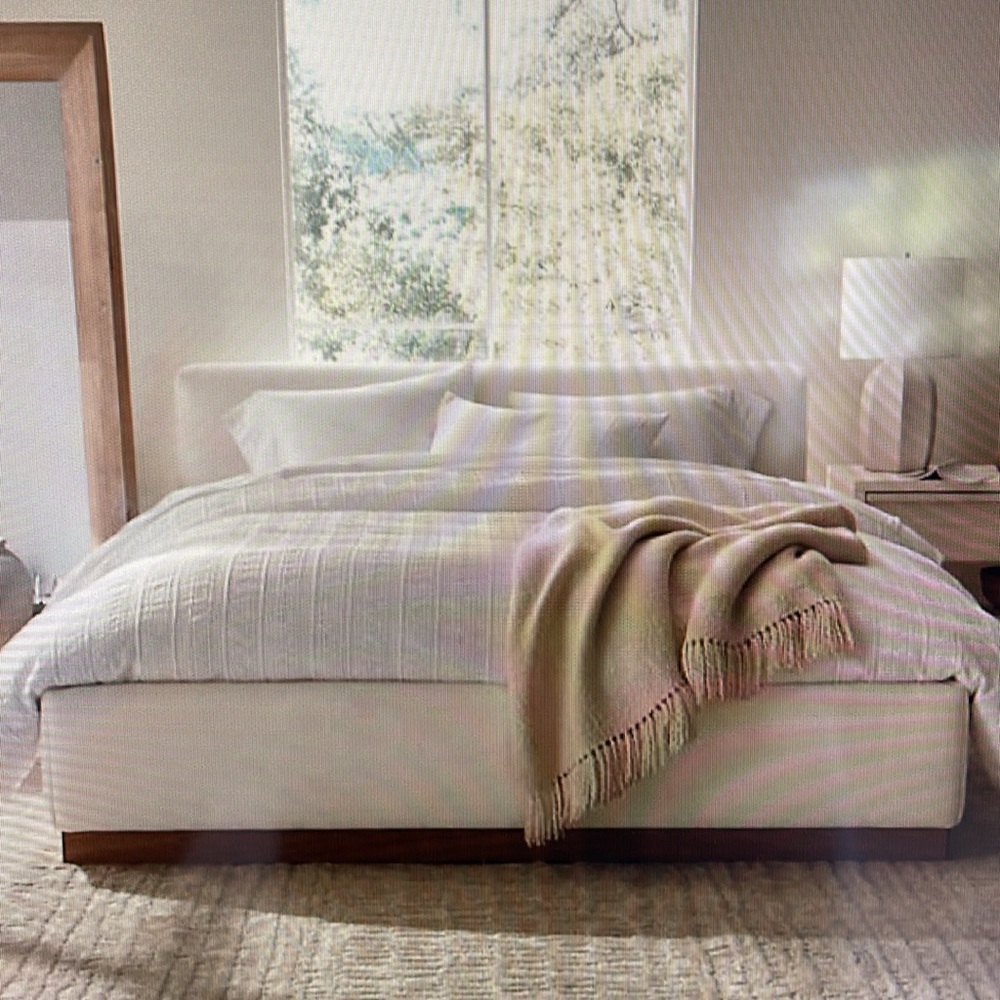 CRATE & BARREL Organic Cotton White King Textured Duvet and (2) King Shams